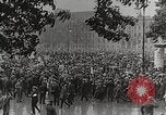 Immagine di Tedeschi dimostrano per il rimpatrio dei prigionieri di guerra detenuti dalla Francia Berlino Germania, 1919, secondo 6 filmato di repertorio 65675065687