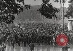 Immagine di Tedeschi dimostrano per il rimpatrio dei prigionieri di guerra detenuti dalla Francia Berlino Germania, 1919, secondo 8 filmato di repertorio 65675065687