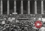 Immagine di Tedeschi dimostrano per il rimpatrio dei prigionieri di guerra detenuti dalla Francia Berlino Germania, 1919, secondo 12 filmato di repertorio 65675065687