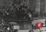 Immagine di Tedeschi dimostrano per il rimpatrio dei prigionieri di guerra detenuti dalla Francia Berlino Germania, 1919, secondo 15 filmato di repertorio 65675065687