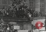 Immagine di Tedeschi dimostrano per il rimpatrio dei prigionieri di guerra detenuti dalla Francia Berlino Germania, 1919, secondo 16 filmato di repertorio 65675065687