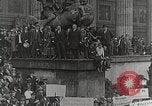 Immagine di Tedeschi dimostrano per il rimpatrio dei prigionieri di guerra detenuti dalla Francia Berlino Germania, 1919, secondo 21 filmato di repertorio 65675065687