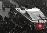 Standbild drapiert Beerdigung Float Europa, 1920, aus Sekunde 50 historischem Filmmaterial Videoclip 65675065694