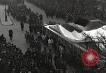Standbild drapiert Beerdigung Float Europa, 1920, aus Sekunde 60 historischem Filmmaterial Videoclip 65675065694