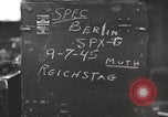 Standbild beschädigte Reichstag Berlin Deutschland, 1945, aus Sekunde 1 historischem Filmmaterial Videoclip 65675065702