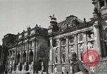 Standbild beschädigte Reichstag Berlin Deutschland, 1945, aus Sekunde 14 historischem Filmmaterial Videoclip 65675065702