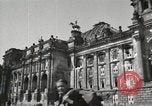 Standbild beschädigte Reichstag Berlin Deutschland, 1945, aus Sekunde 16 historischem Filmmaterial Videoclip 65675065702