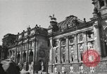 Standbild beschädigte Reichstag Berlin Deutschland, 1945, aus Sekunde 17 historischem Filmmaterial Videoclip 65675065702