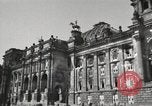Standbild beschädigte Reichstag Berlin Deutschland, 1945, aus Sekunde 18 historischem Filmmaterial Videoclip 65675065702