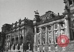 Standbild beschädigte Reichstag Berlin Deutschland, 1945, aus Sekunde 19 historischem Filmmaterial Videoclip 65675065702