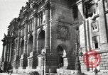 Standbild beschädigte Reichstag Berlin Deutschland, 1945, aus Sekunde 56 historischem Filmmaterial Videoclip 65675065702