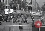 Standbild kommunistische Demonstration Berlin Deutschland, 1949, aus Sekunde 55 historischem Filmmaterial Videoclip 65675065705