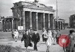 Standbild politischen Kundgebung Berlin Deutschland, 1949, aus Sekunde 27 historischem Filmmaterial Videoclip 65675065706