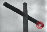 Standbild Memorial US-Kriegsgefangenen ausgeführt durch die Nazis bei Baugnez Malmedy Belgien Baugnez Belgien., 1945, aus Sekunde 1 historischem Filmmaterial Videoclip 65675065707