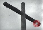 Standbild Memorial US-Kriegsgefangenen ausgeführt durch die Nazis bei Baugnez Malmedy Belgien Baugnez Belgien., 1945, aus Sekunde 3 historischem Filmmaterial Videoclip 65675065707