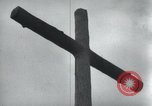 Standbild Memorial US-Kriegsgefangenen ausgeführt durch die Nazis bei Baugnez Malmedy Belgien Baugnez Belgien., 1945, aus Sekunde 5 historischem Filmmaterial Videoclip 65675065707
