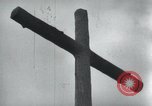 Standbild Memorial US-Kriegsgefangenen ausgeführt durch die Nazis bei Baugnez Malmedy Belgien Baugnez Belgien., 1945, aus Sekunde 6 historischem Filmmaterial Videoclip 65675065707