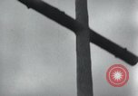 Standbild Memorial US-Kriegsgefangenen ausgeführt durch die Nazis bei Baugnez Malmedy Belgien Baugnez Belgien., 1945, aus Sekunde 8 historischem Filmmaterial Videoclip 65675065707