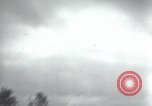 Standbild Memorial US-Kriegsgefangenen ausgeführt durch die Nazis bei Baugnez Malmedy Belgien Baugnez Belgien., 1945, aus Sekunde 9 historischem Filmmaterial Videoclip 65675065707