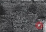 Standbild Memorial US-Kriegsgefangenen ausgeführt durch die Nazis bei Baugnez Malmedy Belgien Baugnez Belgien., 1945, aus Sekunde 11 historischem Filmmaterial Videoclip 65675065707