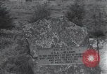 Standbild Memorial US-Kriegsgefangenen ausgeführt durch die Nazis bei Baugnez Malmedy Belgien Baugnez Belgien., 1945, aus Sekunde 12 historischem Filmmaterial Videoclip 65675065707