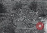 Standbild Memorial US-Kriegsgefangenen ausgeführt durch die Nazis bei Baugnez Malmedy Belgien Baugnez Belgien., 1945, aus Sekunde 13 historischem Filmmaterial Videoclip 65675065707