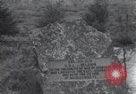 Standbild Memorial US-Kriegsgefangenen ausgeführt durch die Nazis bei Baugnez Malmedy Belgien Baugnez Belgien., 1945, aus Sekunde 14 historischem Filmmaterial Videoclip 65675065707