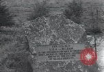 Standbild Memorial US-Kriegsgefangenen ausgeführt durch die Nazis bei Baugnez Malmedy Belgien Baugnez Belgien., 1945, aus Sekunde 15 historischem Filmmaterial Videoclip 65675065707