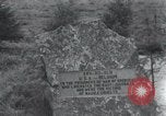 Standbild Memorial US-Kriegsgefangenen ausgeführt durch die Nazis bei Baugnez Malmedy Belgien Baugnez Belgien., 1945, aus Sekunde 17 historischem Filmmaterial Videoclip 65675065707