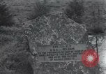 Standbild Memorial US-Kriegsgefangenen ausgeführt durch die Nazis bei Baugnez Malmedy Belgien Baugnez Belgien., 1945, aus Sekunde 18 historischem Filmmaterial Videoclip 65675065707
