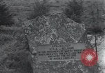Standbild Memorial US-Kriegsgefangenen ausgeführt durch die Nazis bei Baugnez Malmedy Belgien Baugnez Belgien., 1945, aus Sekunde 20 historischem Filmmaterial Videoclip 65675065707