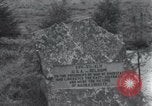 Standbild Memorial US-Kriegsgefangenen ausgeführt durch die Nazis bei Baugnez Malmedy Belgien Baugnez Belgien., 1945, aus Sekunde 21 historischem Filmmaterial Videoclip 65675065707