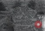 Standbild Memorial US-Kriegsgefangenen ausgeführt durch die Nazis bei Baugnez Malmedy Belgien Baugnez Belgien., 1945, aus Sekunde 23 historischem Filmmaterial Videoclip 65675065707