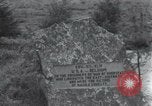 Standbild Memorial US-Kriegsgefangenen ausgeführt durch die Nazis bei Baugnez Malmedy Belgien Baugnez Belgien., 1945, aus Sekunde 25 historischem Filmmaterial Videoclip 65675065707