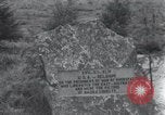 Standbild Memorial US-Kriegsgefangenen ausgeführt durch die Nazis bei Baugnez Malmedy Belgien Baugnez Belgien., 1945, aus Sekunde 27 historischem Filmmaterial Videoclip 65675065707