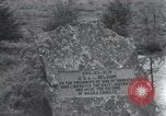 Standbild Memorial US-Kriegsgefangenen ausgeführt durch die Nazis bei Baugnez Malmedy Belgien Baugnez Belgien., 1945, aus Sekunde 28 historischem Filmmaterial Videoclip 65675065707