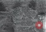 Standbild Memorial US-Kriegsgefangenen ausgeführt durch die Nazis bei Baugnez Malmedy Belgien Baugnez Belgien., 1945, aus Sekunde 30 historischem Filmmaterial Videoclip 65675065707