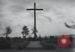 Standbild Memorial US-Kriegsgefangenen ausgeführt durch die Nazis bei Baugnez Malmedy Belgien Baugnez Belgien., 1945, aus Sekunde 35 historischem Filmmaterial Videoclip 65675065707