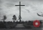 Standbild Memorial US-Kriegsgefangenen ausgeführt durch die Nazis bei Baugnez Malmedy Belgien Baugnez Belgien., 1945, aus Sekunde 36 historischem Filmmaterial Videoclip 65675065707