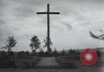 Standbild Memorial US-Kriegsgefangenen ausgeführt durch die Nazis bei Baugnez Malmedy Belgien Baugnez Belgien., 1945, aus Sekunde 37 historischem Filmmaterial Videoclip 65675065707