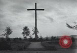 Standbild Memorial US-Kriegsgefangenen ausgeführt durch die Nazis bei Baugnez Malmedy Belgien Baugnez Belgien., 1945, aus Sekunde 38 historischem Filmmaterial Videoclip 65675065707