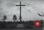 Standbild Memorial US-Kriegsgefangenen ausgeführt durch die Nazis bei Baugnez Malmedy Belgien Baugnez Belgien., 1945, aus Sekunde 39 historischem Filmmaterial Videoclip 65675065707