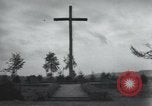 Standbild Memorial US-Kriegsgefangenen ausgeführt durch die Nazis bei Baugnez Malmedy Belgien Baugnez Belgien., 1945, aus Sekunde 44 historischem Filmmaterial Videoclip 65675065707