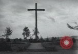 Standbild Memorial US-Kriegsgefangenen ausgeführt durch die Nazis bei Baugnez Malmedy Belgien Baugnez Belgien., 1945, aus Sekunde 46 historischem Filmmaterial Videoclip 65675065707