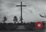 Standbild Memorial US-Kriegsgefangenen ausgeführt durch die Nazis bei Baugnez Malmedy Belgien Baugnez Belgien., 1945, aus Sekunde 47 historischem Filmmaterial Videoclip 65675065707