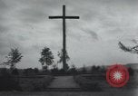 Standbild Memorial US-Kriegsgefangenen ausgeführt durch die Nazis bei Baugnez Malmedy Belgien Baugnez Belgien., 1945, aus Sekunde 48 historischem Filmmaterial Videoclip 65675065707