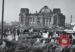 Standbild Reichstag Berlin Deutschland, 1949, aus Sekunde 57 historischem Filmmaterial Videoclip 65675065716