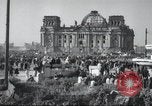 Standbild Reichstag Berlin Deutschland, 1949, aus Sekunde 59 historischem Filmmaterial Videoclip 65675065716