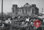 Standbild Reichstag Berlin Deutschland, 1949, aus Sekunde 60 historischem Filmmaterial Videoclip 65675065716