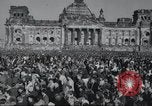 Immagine di Civili tedesco Berlino Germania, 1949, secondo 24 filmato di repertorio 65675065719